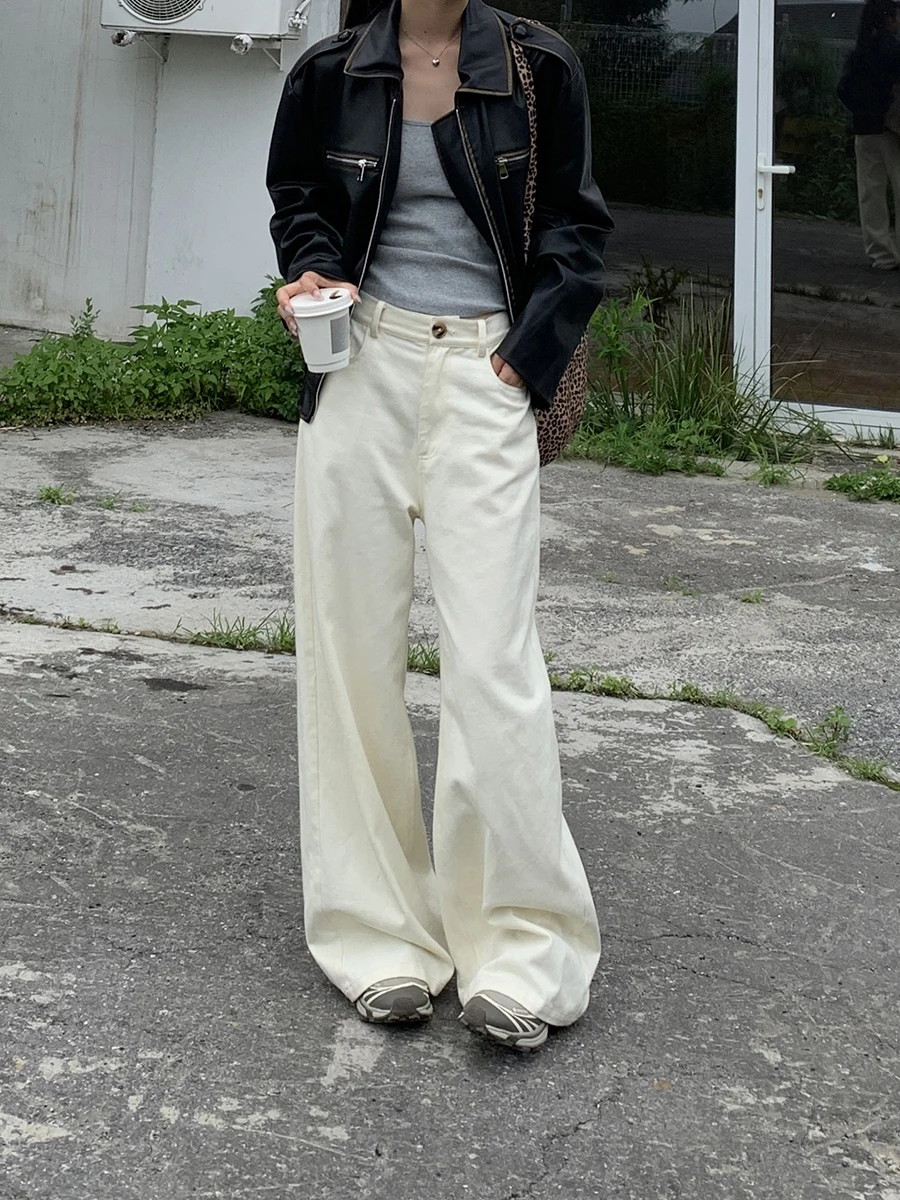 جاكيت جلد أسود للنساء بتصميم أمريكي عتيق راقٍ لخريف 2025