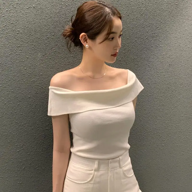 Sweet One-Shoulder Design Women's Style Flip-Up Sleeveless Top Bared Clavicle Attractiveness Cute Style Short Length Fit Body