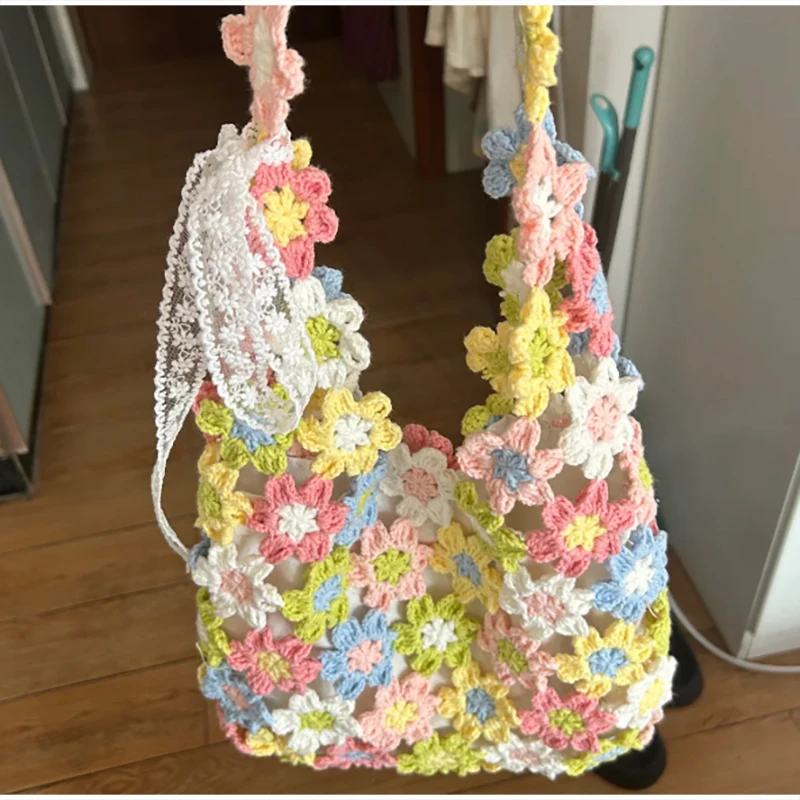 Handgefertigte Häkel-Regenbogenblumen-Patchwork-Tasche mit Lochmuster, Gestrickte Schultertasche, Gewebte Handtasche mit Künstlichen Blumen – Detail 3
