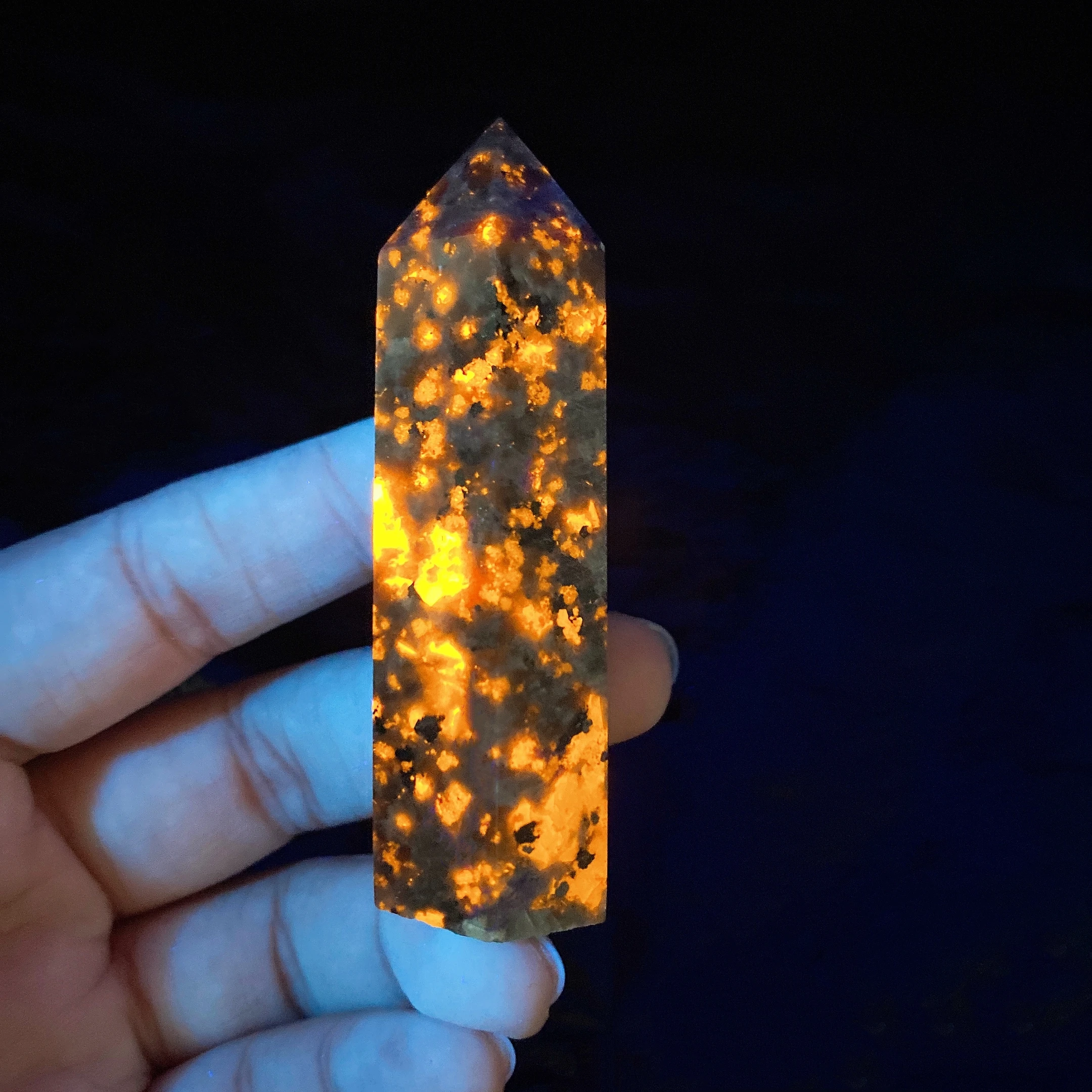 6-9cm naturalny yooperlit sześciokątna wieża kryształowy płomień z kamienia fluorescencyjnej energii sodalitu mineralna uzdrawiająca domowa wystrój