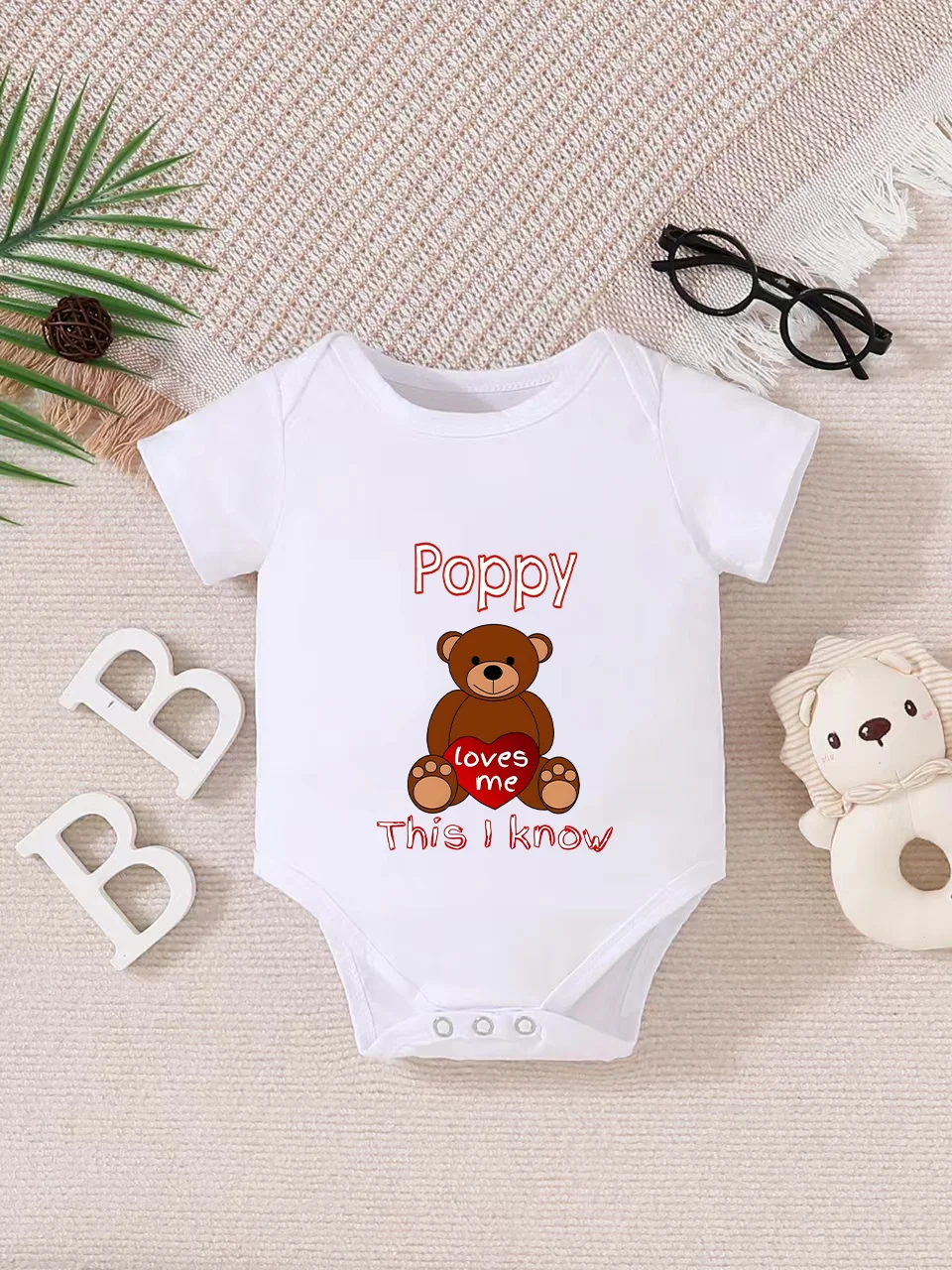Baby short-sleeved triangle bodysuit, fun letter print, button design, easy to care for, suitable for new parents.