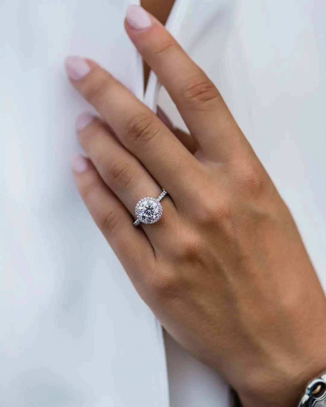 Anillo de boda de moissanita creada en laboratorio de 2,5 quilates, 8,5 mm, corte redondo brillante, chapado en oro multicolor, joyería fina para mujer, regalo de compromiso, boda, promesa