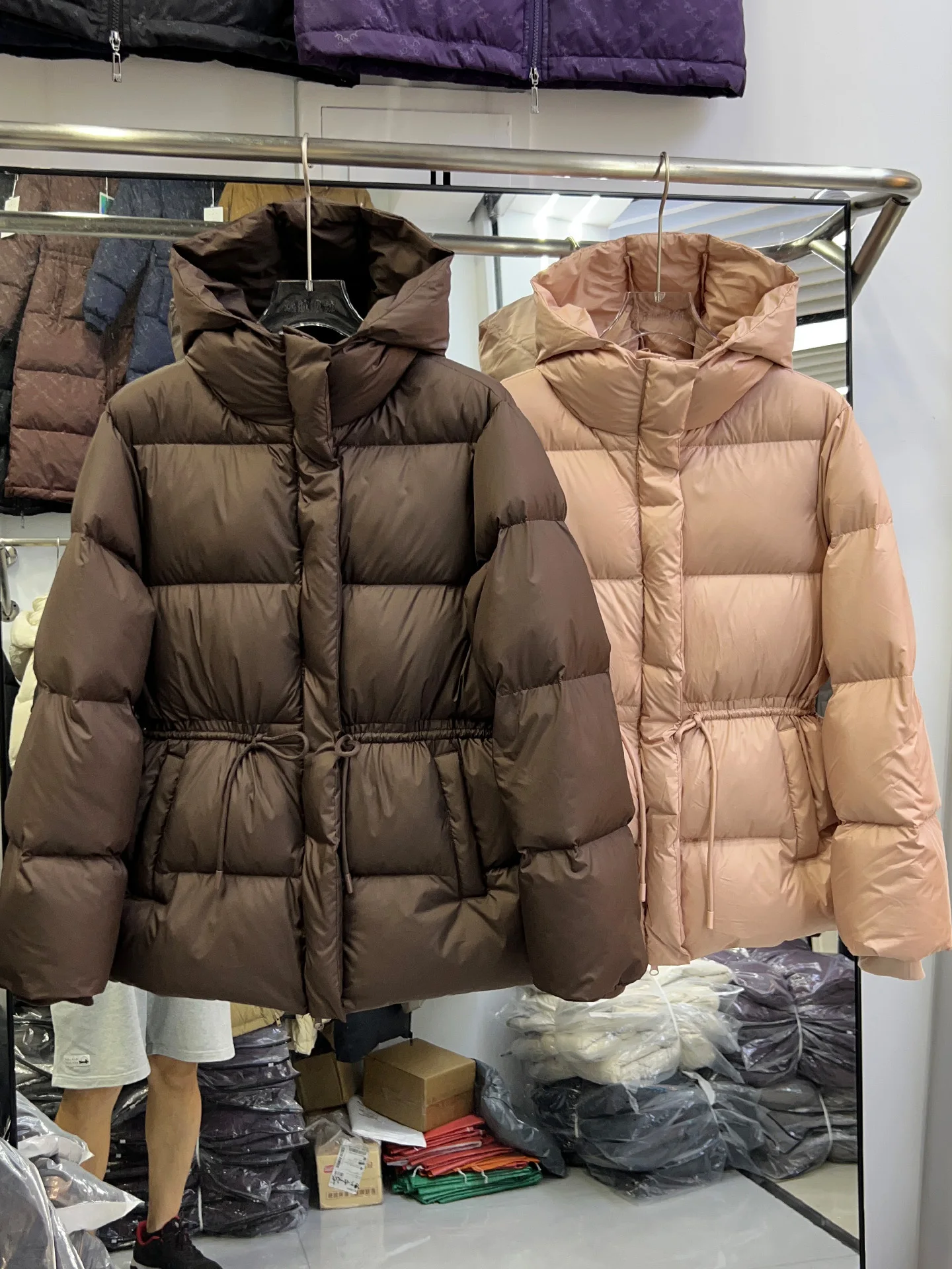 Neue weiße Entendaunenjacke für Damen, mittellang, verdickter Schneeparka, Kordelzug, schlankmachende Puffer-Brotjacke mit Kapuze