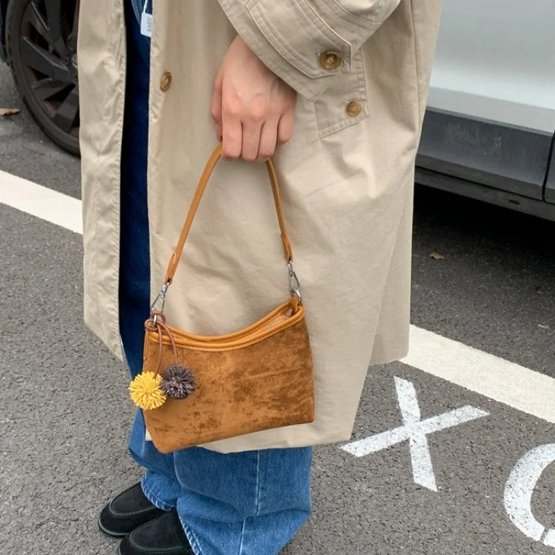 

Fashionable Ladies Shoulder Bag Made Of Leather Boasting Paris Style And High-End Vintage Trendy Look​