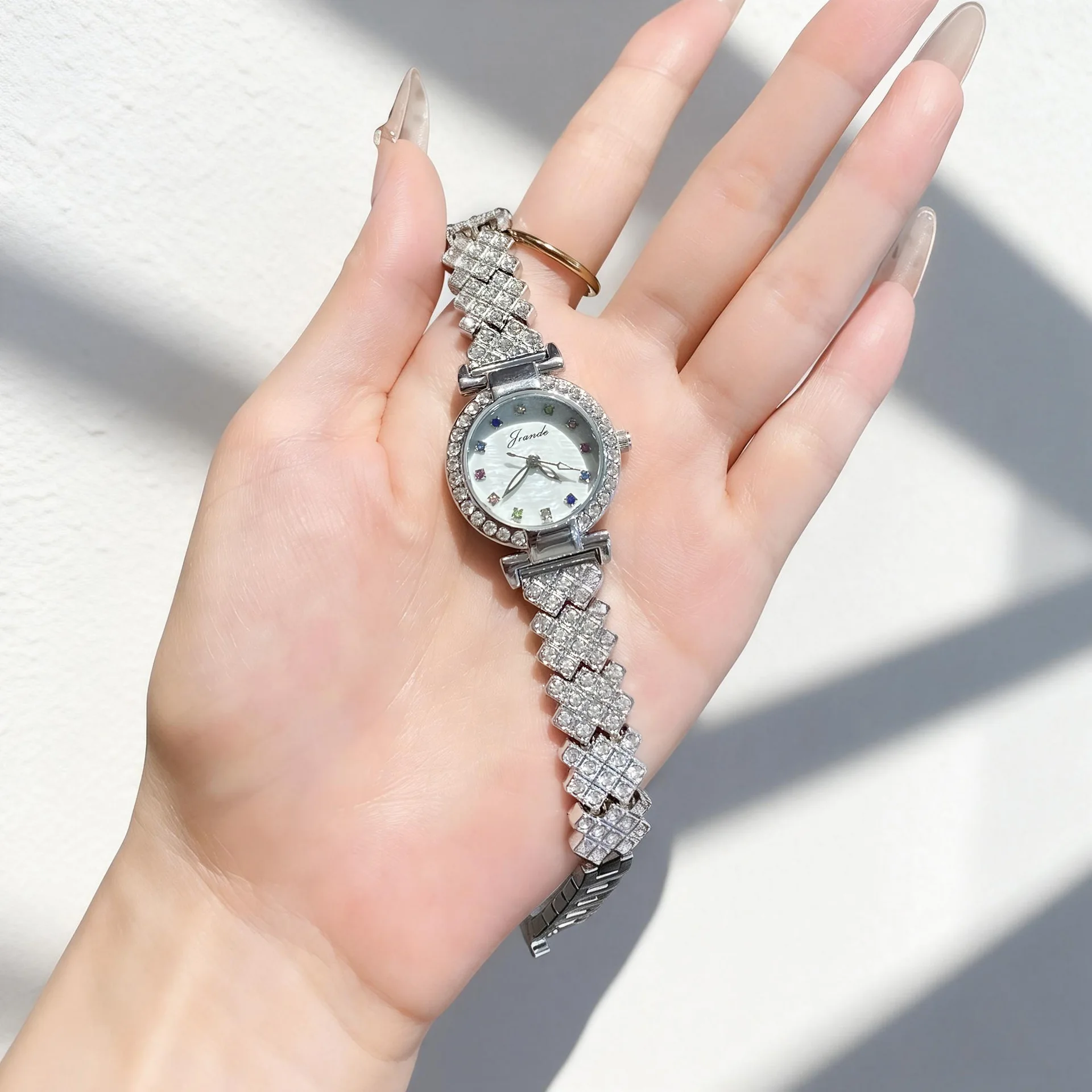 

Новые женские часы, легкие роскошные кварцевые часы, креативный и стильный подарок для женщин, роскошные женские часы.