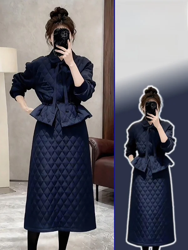 

Комплект из двух предметов: хлопковая куртка большого размера с воротником-бантом и юбка с высокой талией. Модный, теплый и элегантный комплект для женщин.