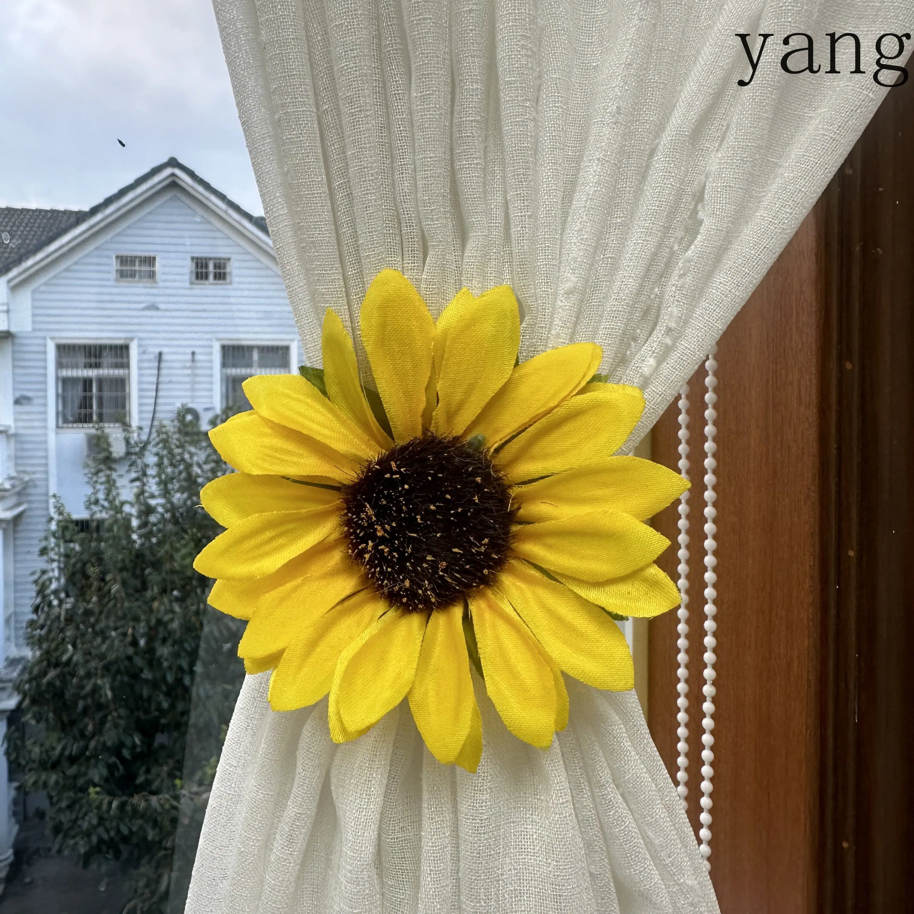 Yjq 2pcs simulated flower sunflower curtain buckle curtain clip closed strap living room home decoration