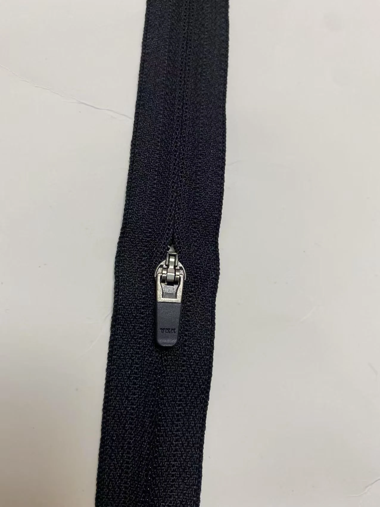 

Черная нейлоновая молния под античное серебро, 3-й размер, с пружинным самозащелкивающимся бегунком, для закрытых карманов одежды и брюк