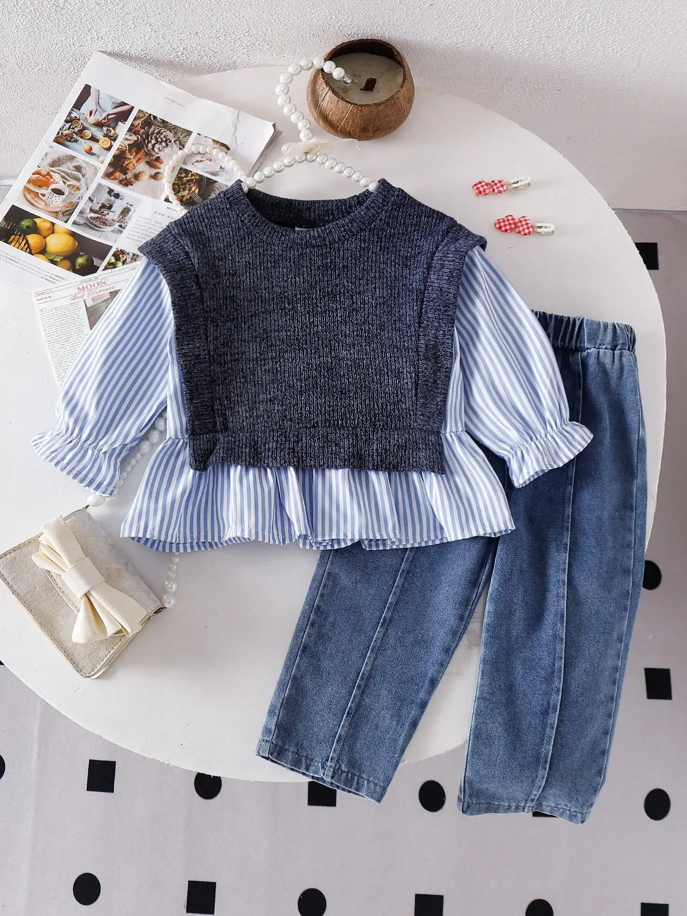 Zweiteiliges Set für Babys: Gestreiftes Langarmshirt mit Rundhalsausschnitt und Jeanshose, stilvoll und vielseitig für Ausflüge. – Detail 2