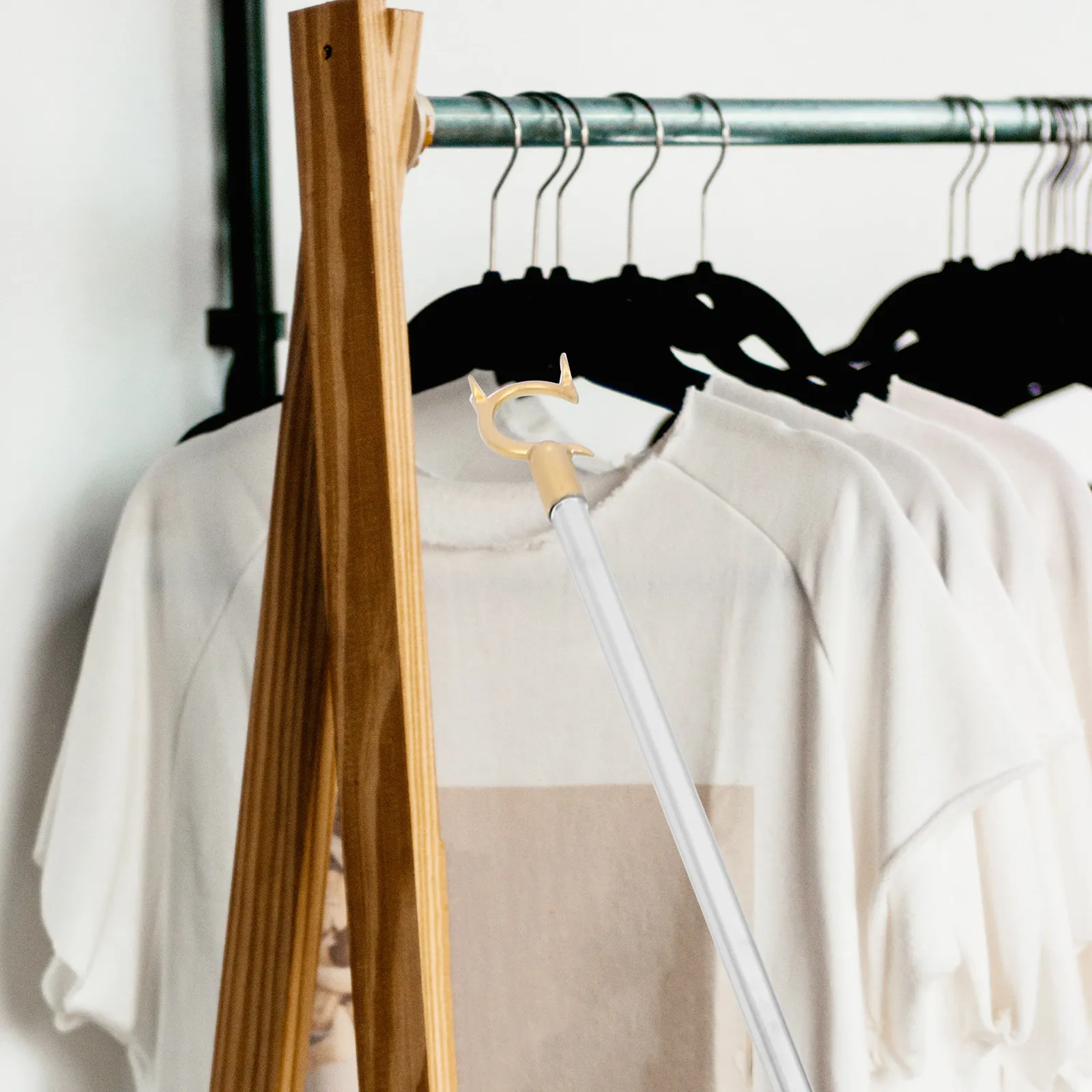 

Выдвижная штанга для белья с регулируемой опорной стойкой, стильной застежкой и долговечным материалом