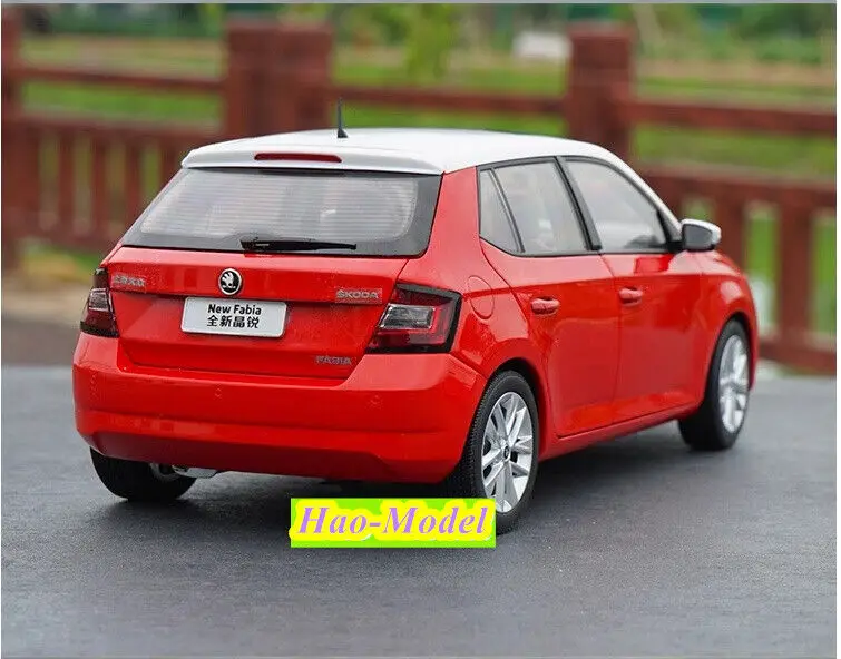 1/18 For Shanghai Volkswagen Skoda NEW Fabia Alloy Diecast Model Car Toys Boys Birthday Gifts Hobby Display Collection Ornaments