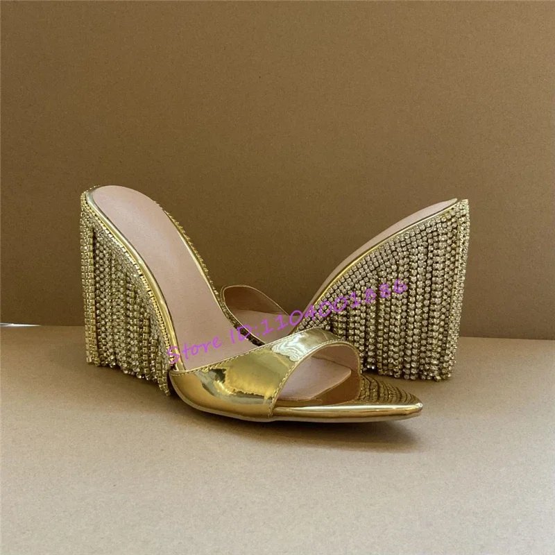 

Роскошные фотообои с кисточкой, элегантные золотистые туфли с острым носком, женские тонкие туфли большого размера