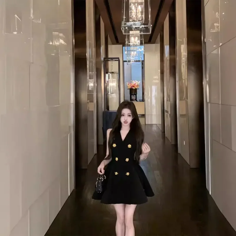 Elegante abito con cinturino in metallo nero con bottoni Abito estivo da donna vintage con scollo a V in vita Abiti corti a trapezio Abiti da festa senza maniche