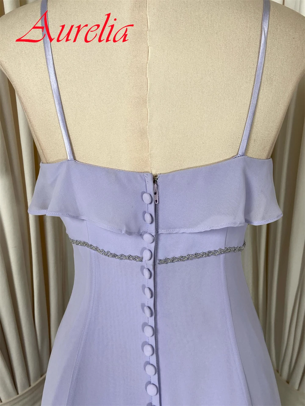 Maßgeschneidertes, elegantes, anmutiges lila Jersey-Abendkleid, zartes, trägerloses Spaghettiträger-Abschlussballkleid mit kurzen Ärmeln und Reißverschluss hinten