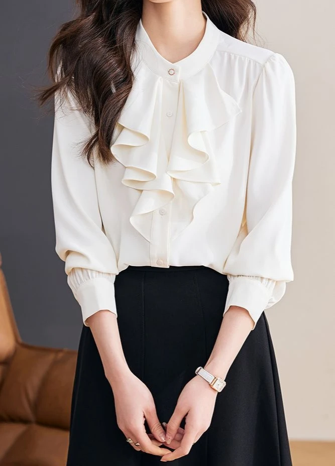 

Весенняя новая стильная женская рубашка с воротником-стойкой и рюшами по краям выглядит тонким и нежным экстрактом женственного темперамента