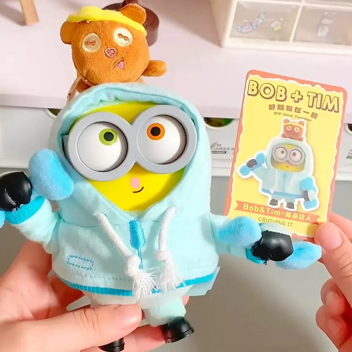 52TOYS Minions: Niedliche Plüschpuppen in Überraschungsbox, Vielseitiger Schlüsselanhänger, Dekoration für Rucksack und Tasche, Weiches Spielzeug, Geschenke – Detail 7