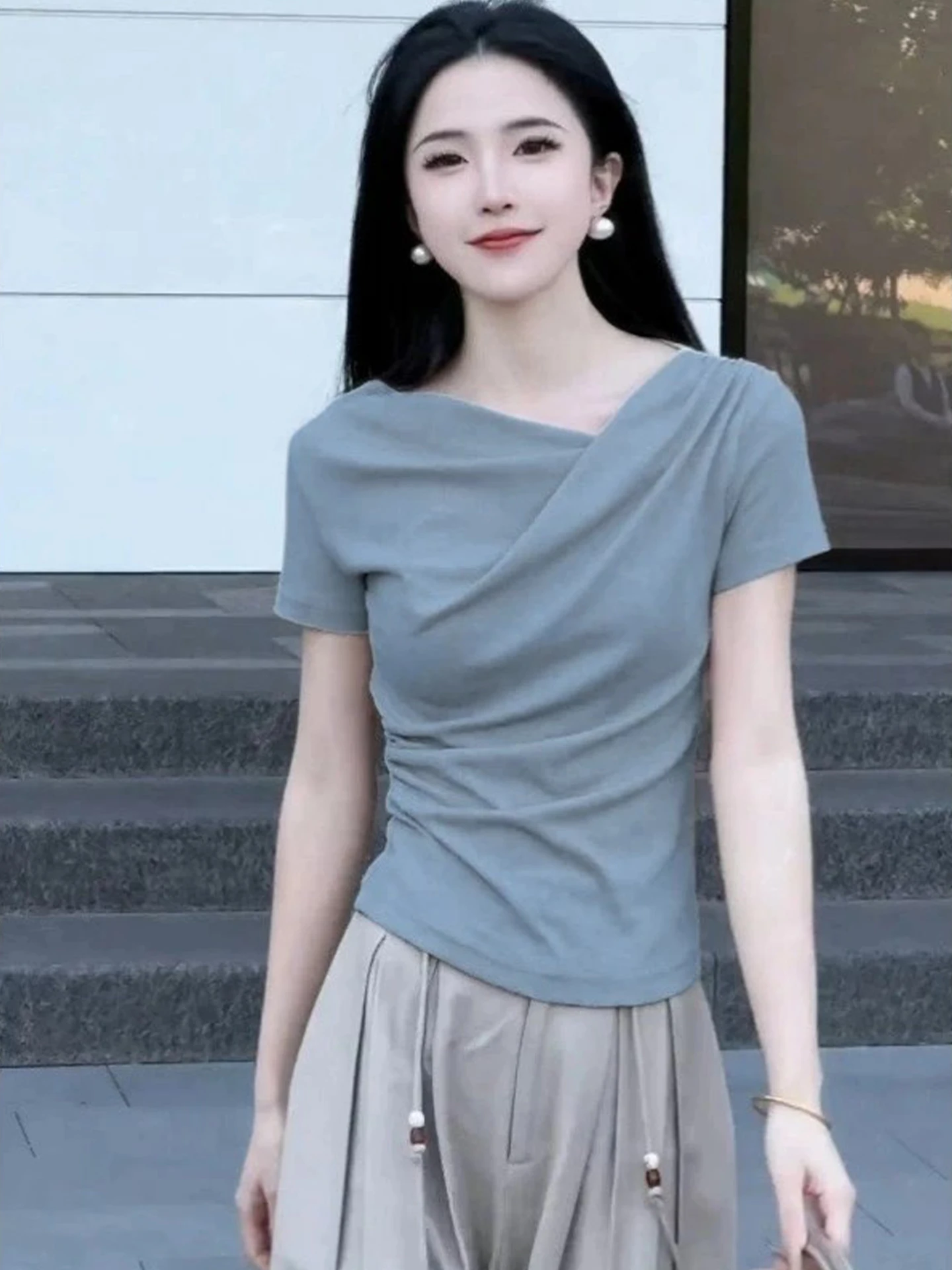 

Женская футболка с плиссированной талией, укороченная, модный дизайн, лето 2026, европейский стиль, высококачественный бренд, топ со складками