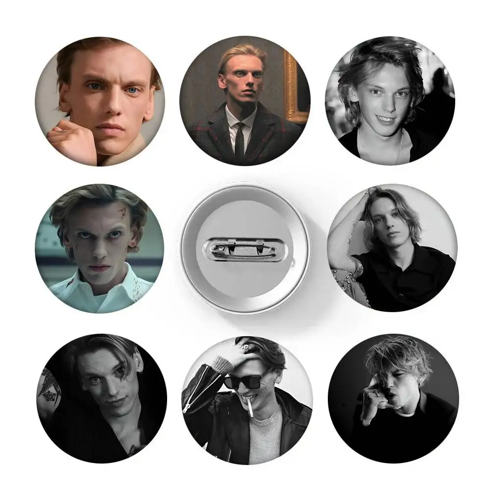 Las insignias redondas del actor J-Jamie Campbell Bower se pueden utilizar para decorar ropa y mochilas.