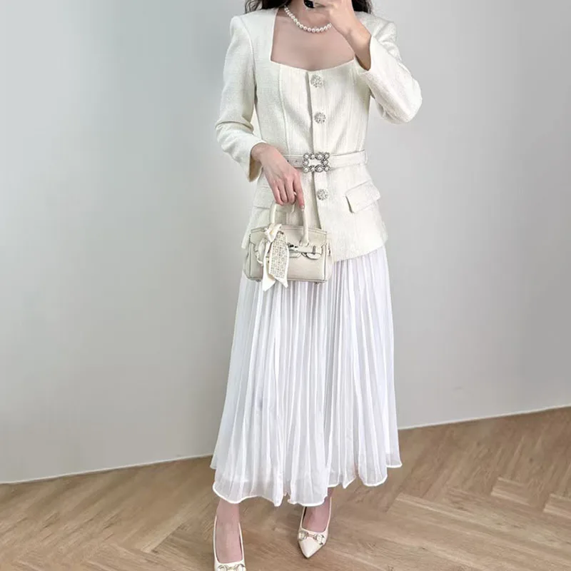 This is a stylish square-neck dress for autumn and winter, featuring a waist belt and a square neck with pleated stitching