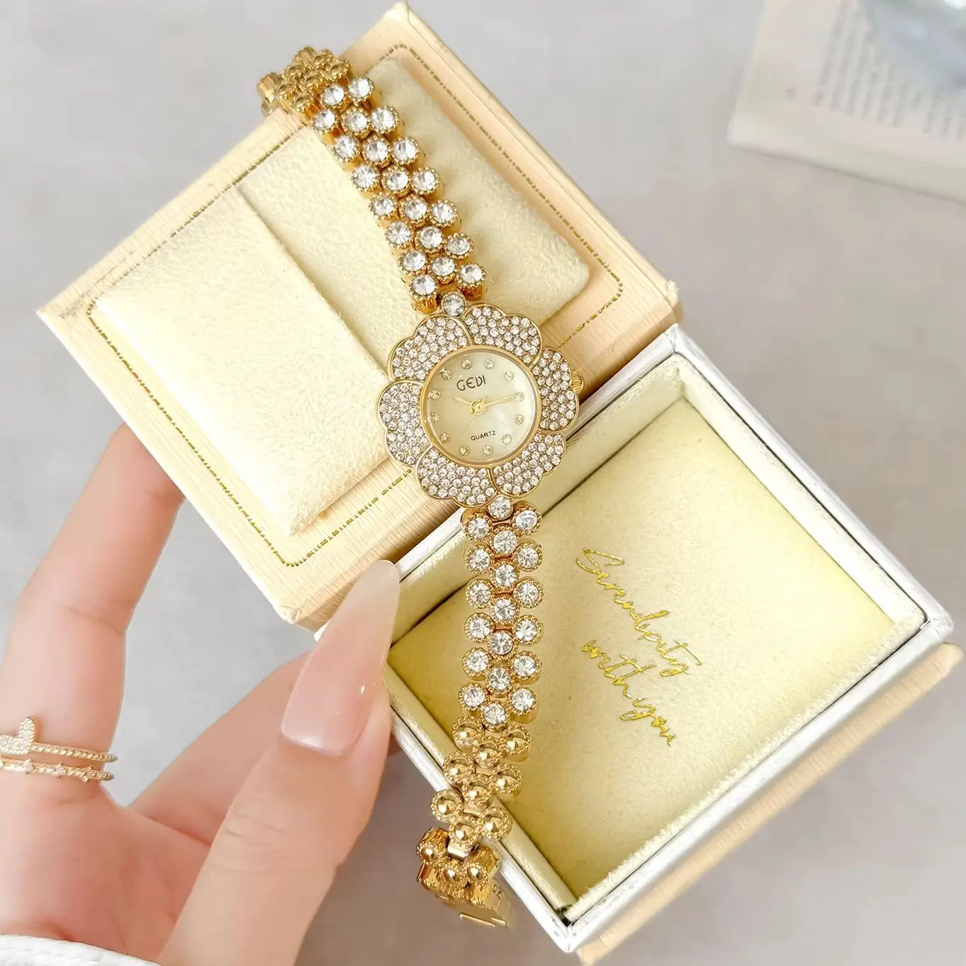 Elegant Flower Shape Women Watch Full Rhinestone Inlaid Bracelet Wristwatch Luxury Brand Ladies Quartz Watches Female Clock Gift