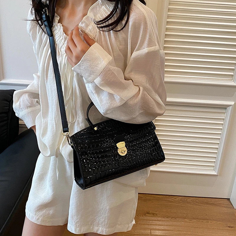 

Chic Leather Shoulder Bag For Ladies - Luxury Brand Handbags Collection, Trendy Crossbody & Practical Tote Bags