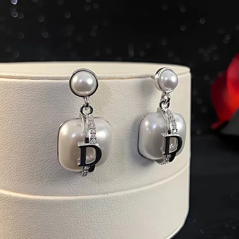 High quality vintage classic exaggerated elegance European court style temperament white pearl bee woman earring jewelry gift