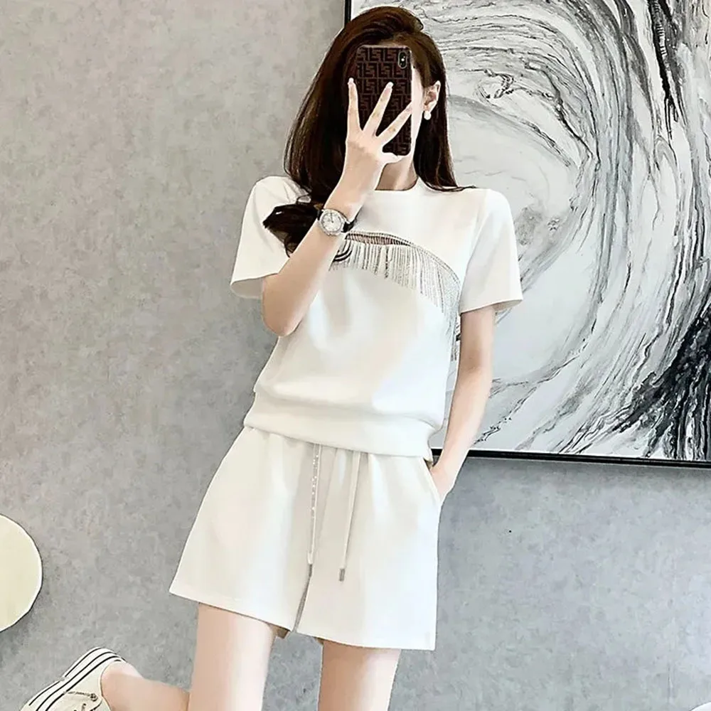 

Летний женский комплект: футболка с коротким рукавом, ажурными вставками и бахромой + шикарные повседневные шорты с высокой талией, корейский спортивный костюм из двух предметов