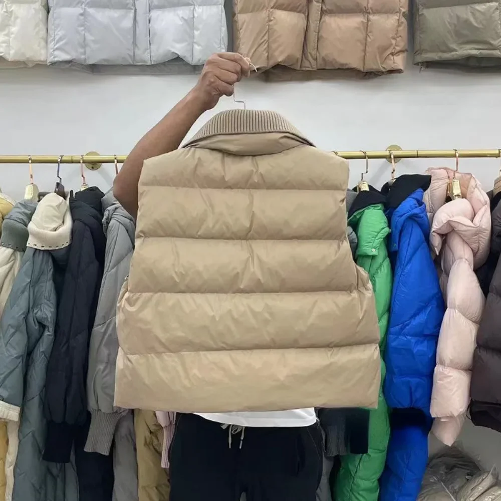 เสื้อกั๊กคอปกสองชั้นเย็บติดกัน รุ่นใหม่ประจำฤดูหนาวปี 2025 เสื้อโค้ทขนเป็ดสีขาวสำหรับผู้หญิง เสื้อกั๊กแฟชั่นแขนกุดแบบสั้น อุ่นสบาย