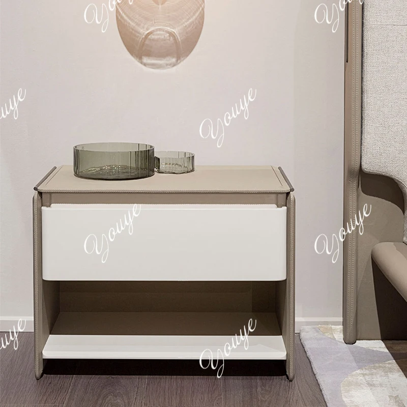 Italienischer leichter Luxus-Nachttisch, minimalistischer, moderner, quadratischer Nachttisch aus Leder mit Kunstfarbaufbewahrung im Schlafzimmer
