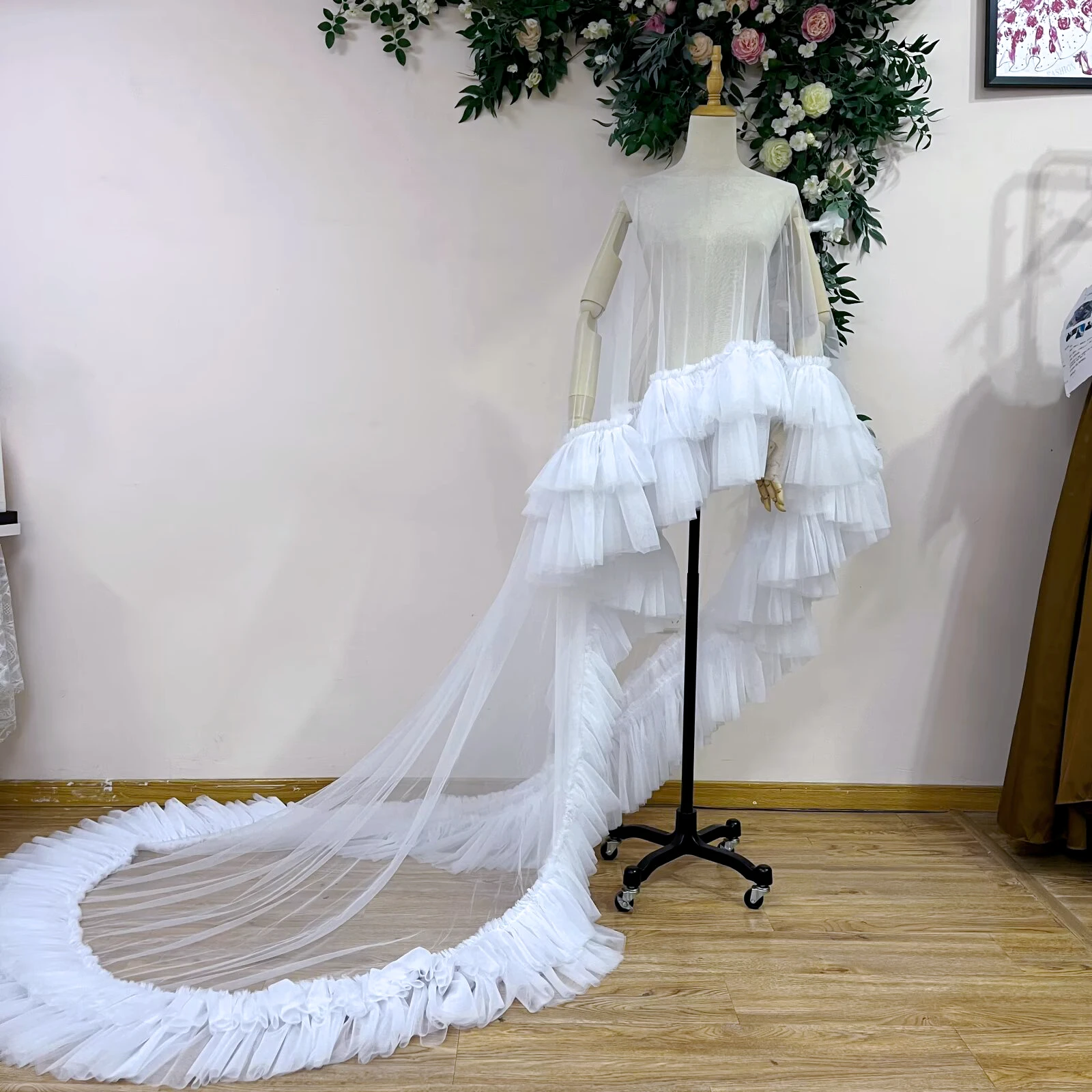 Mantella da sposa lunga in rete morbida con bordo volant corto davanti e lungo nella parte posteriore Accessori coordinati per abiti da festa da sera