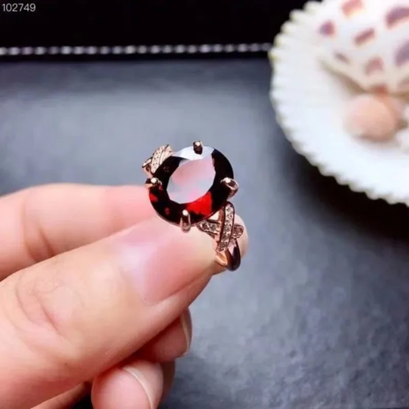 2024 New Vintage Fashion Natural Garnet Rings Inlaid with Female Red Gem Ring Bride Wedding Engagement Party Jewelry Gifts