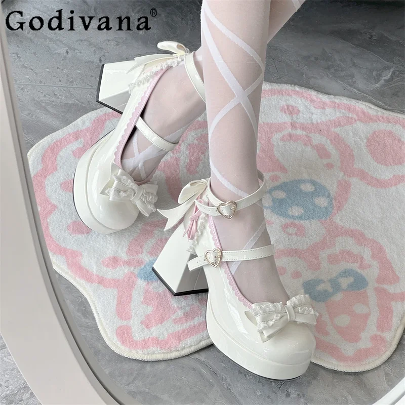 Zapatos de cabeza redonda con nudo de corazón de encaje Lolita, zapatos elegantes de tacón alto con boca ligera para estudiantes, zapatos originales japoneses para mujer