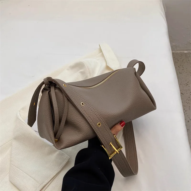 

2025 Luxury Vegan Leather Shoulder Bag for Women Spacious Adjustable Crossbody Purse Niche Work Commute Bag