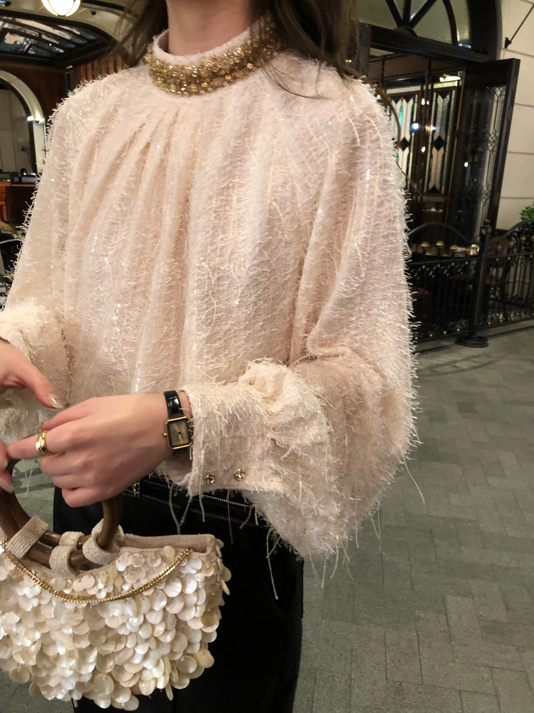 

Официальная женская блузка Gakee с кружевом, воротником-стойкой, отделкой кисточками, изысканная, роскошная, с бисером, весенняя новинка, повседневная, свободного кроя, длинная...