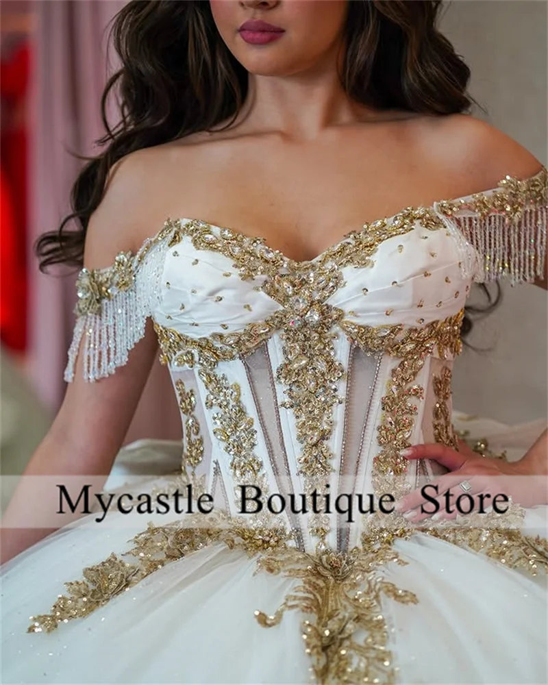 Witte Tule Quinceanera Jurken Off Schouder Baljurk Sweet 16-jurk Gouden Applique Kant Kralen Verjaardagsfeestje Jurk Aangepast