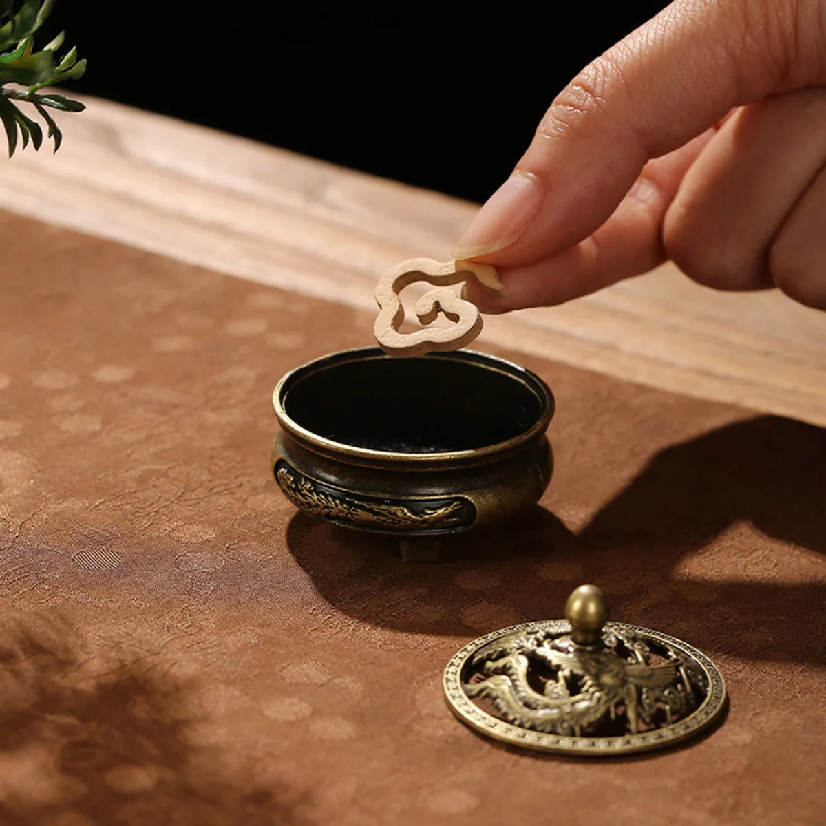 Antique Brass Pocket Incense Burner Mini Hollow Incense Ornament Ancient Chinese Tea Table Decoration Dragon and Phoenix