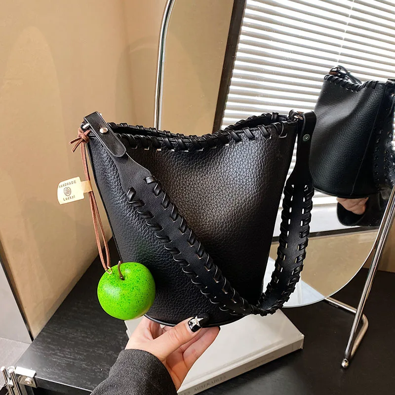 

Сумка-ведро на плечо из искусственной кожи, дизайнерская, женская, качественная, для повседневного использования, черная, на плечо, через плечо, на пояс