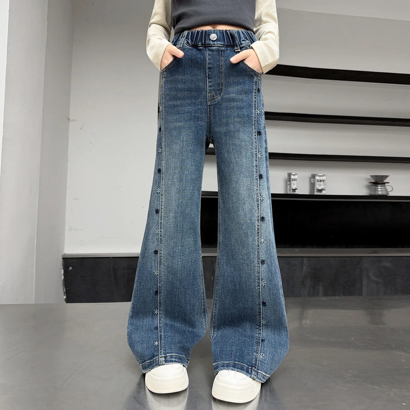Girls Slim Close-fitting Flared Jeans with Flower Pattern For Children's Boot Cut Denim Pants Kids Fashion Bell-bottoms Trousers