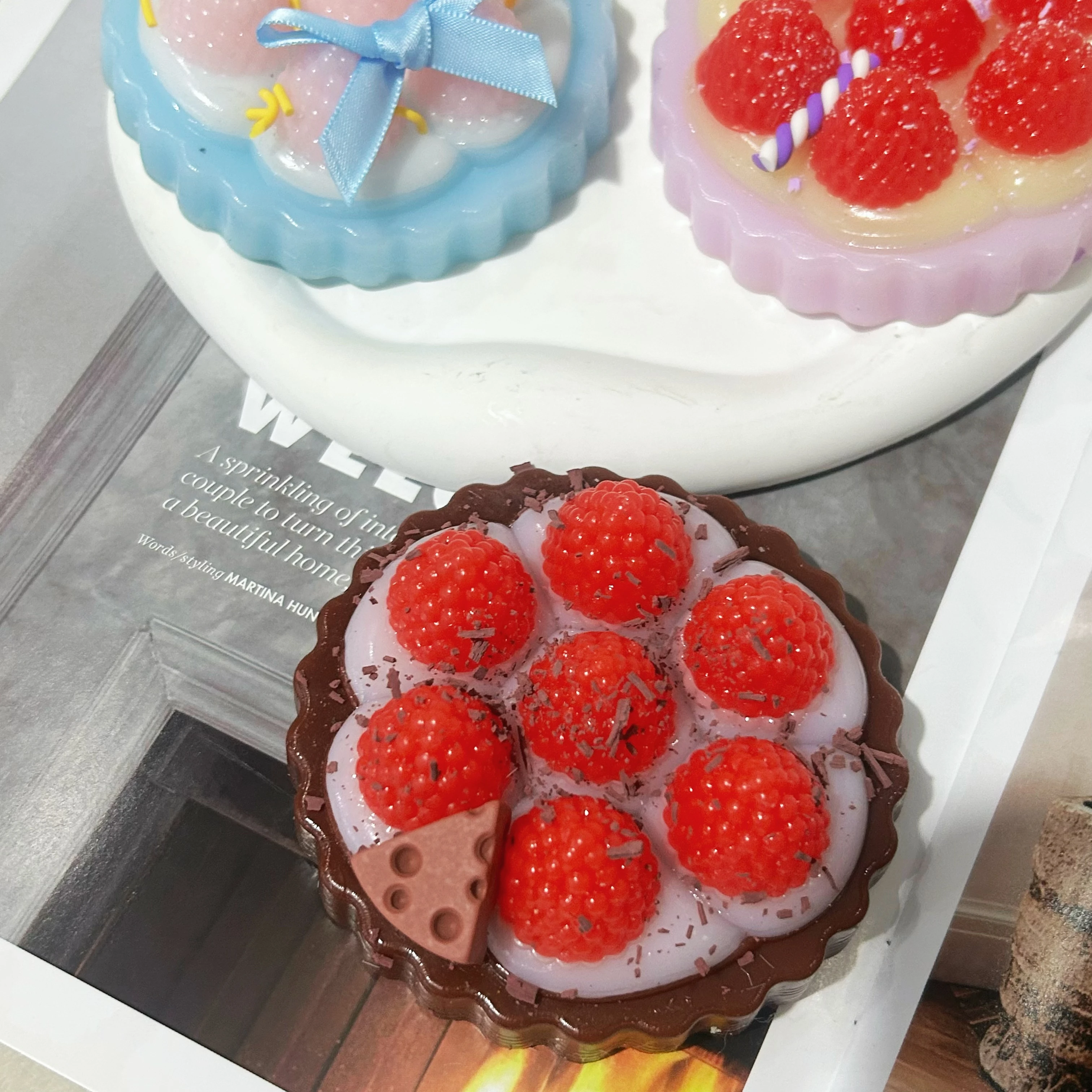 ของเล่นบีบรูปผลราสเบอร์รี่น่ารัก 1 ชิ้น สำหรับเด็กและผู้ใหญ่ ของเล่นบีบเนื้อนุ่ม บีบแล้วคืนรูปช้าๆ ของเล่นบีบคลายเครียด