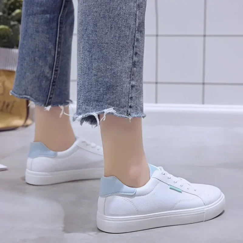 2025 مصمم النساء أحذية رياضية تنفس الطلاب أحذية رياضية غير رسمية فتاة جلد مسطح بولي Pu حذاء أبيض امرأة تفلكن الأحذية #6