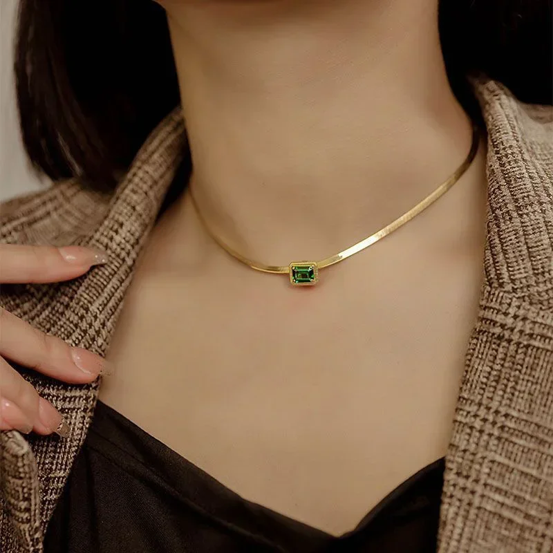Green Gemstone Square Pendant Vintage New in Design Buckle Necklace Exquisite Emerald Luster Snake Bone Chain Collarbone Jewelry