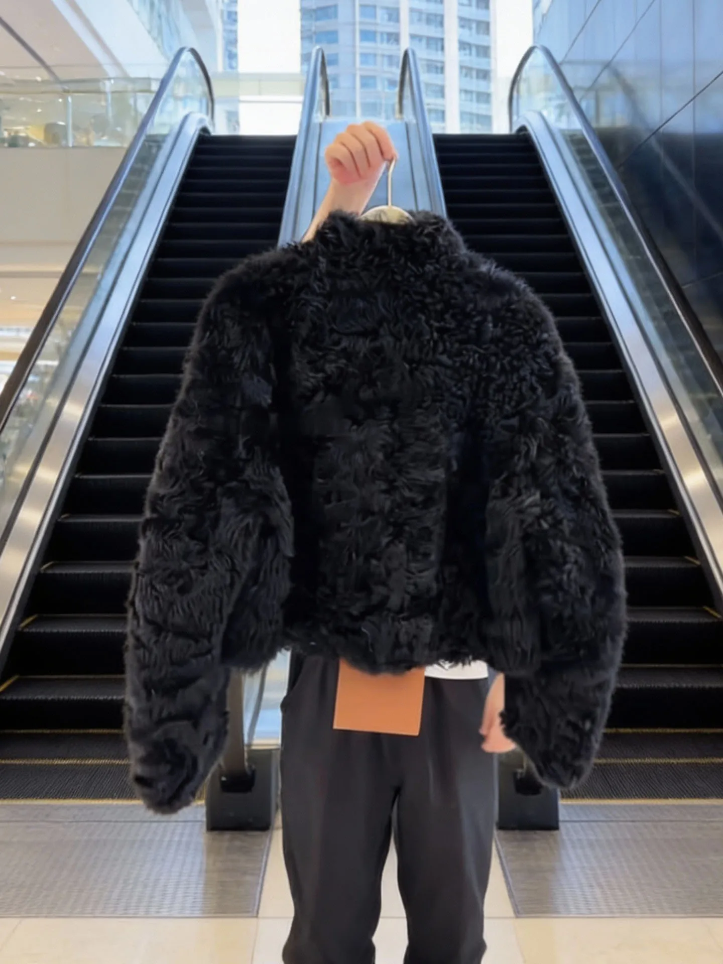 Unikatowy płaszcz damski ze skóry z podszewką z futra, styl casual, model stójka, długi rękaw...