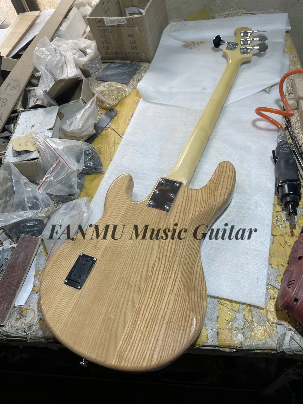 

4 strings natural bass, ASH wood body, maple neck, fixed bridge black pickup guard, active battery, factory custom