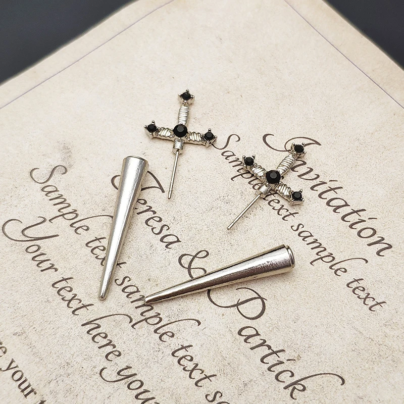 Vintage Dark Gothic Kinitial Sword Brincos para Mulheres e Homens, Brinco Piercing Adaga, Jaqueta de Orelha, Punk Goth, Presente Da Jóia Do Dia Das