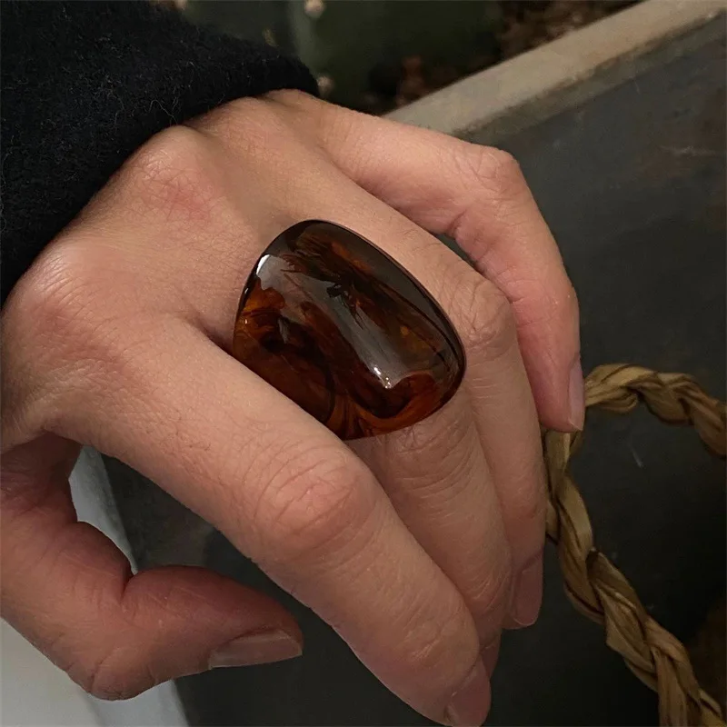 New Vintage Trendy Large Finger Rings For Women Exaggerated Amber Color Resin Temperament Geometric Finger Ring Punk Jewelry