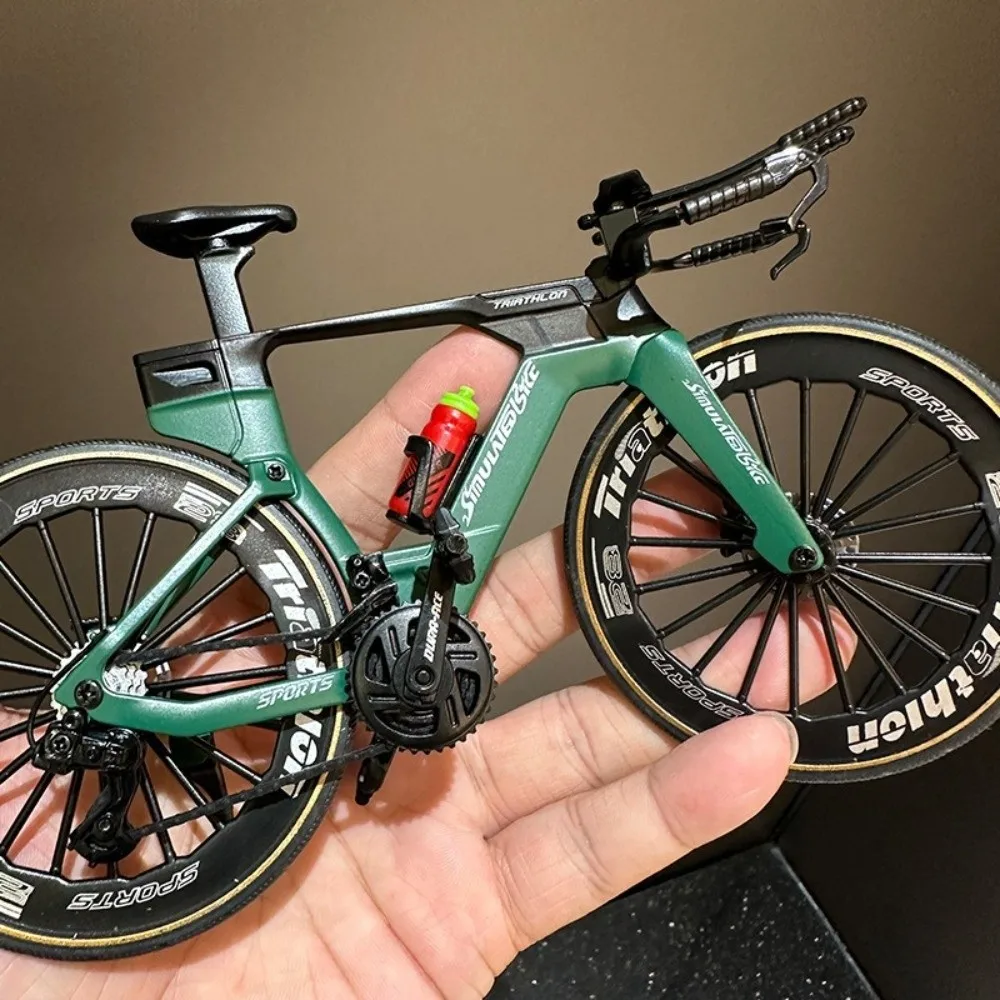 Nuovo modello di bici da strada simulato Rosso Blu Verde con bottiglia d'acqua Giocattolo per bici da collezione Decorazione da tavolo per bici da strada in lega colorata 1:8