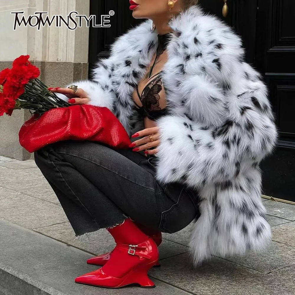 

TWOTWINSTYLE популярная женская шуба из искусственного меха в горошек с лацканами, свободная уличная куртка-кардиган с длинными рукавами, женский модный стиль