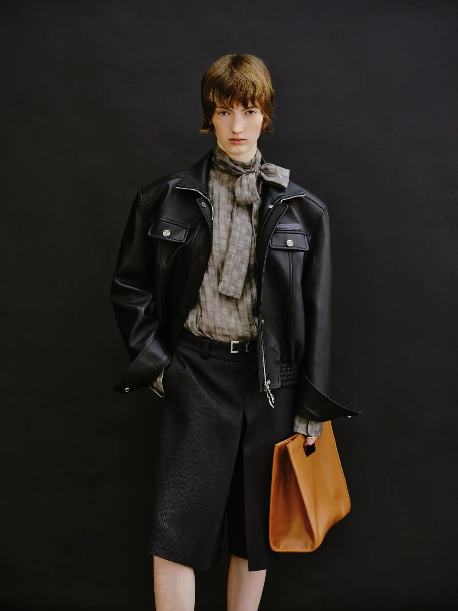 Jaqueta Feminina TearOcean Nightwalker em Couro de Cordeiro Preto com Ombros Acolchoados e Zíper, Design Original em Couro PU para Primavera