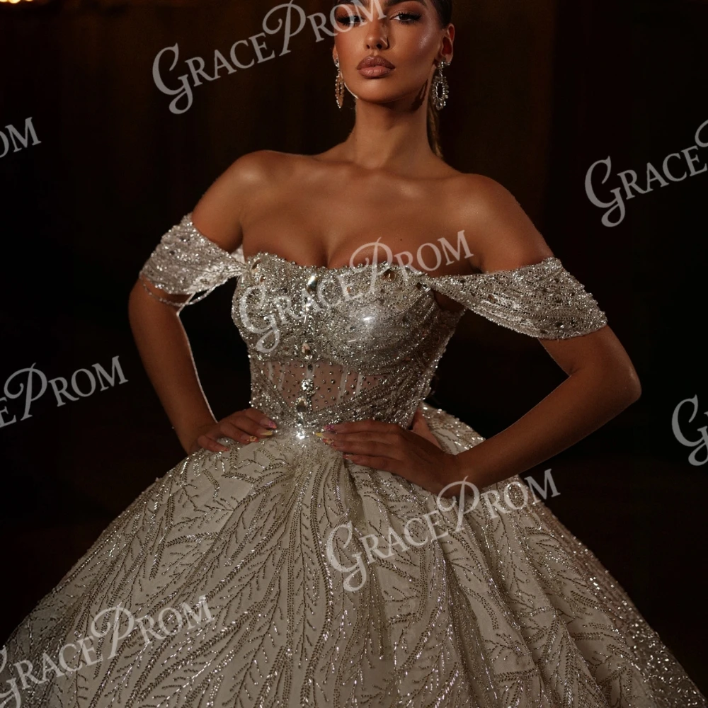 豪華なロイヤルオフショルダーボールガウンウェディングドレス、クリスタルとスパンコールで飾られたリーフ柄のロングトレーン付きブライダルガウン