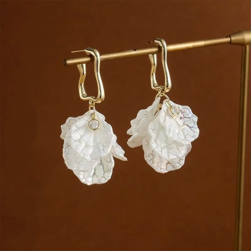 Korean Fashion White Petal Tassel Earrings For Women Jewelry 2024 Trending New Luxury Women's Flower Drop Earrings Pendientes